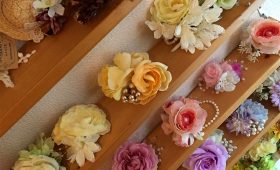 お花のコサージュが咲き誇る